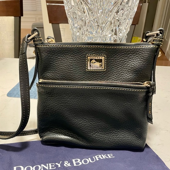 Dooney & Bourke crossbody - Picture 2 of 9